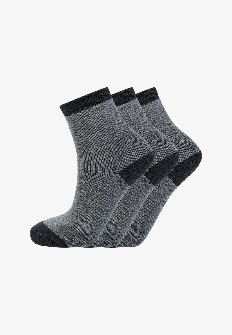 Tre par ankelstrømper i grå nuancer med ribbet tekstur, mørke manchetter og forstærkede hæle og tæer. Blødt strikket materiale.