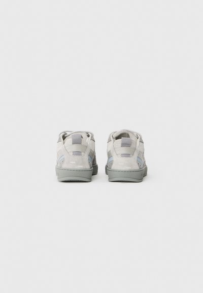 Chaussures en daim gris avec des accents bleu clair, dos texturé, talon renforcé et semelle en caoutchouc plate. Comprend des lacets ronds et une languette à l'arrière.
