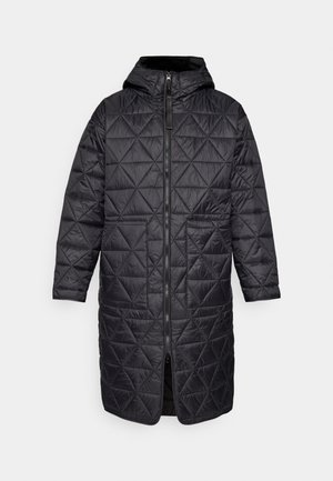 Manteau long matelassé noir avec capuche, doté d'une fermeture éclair à l'avant, de deux poches avant et d'un motif en losanges sur un tissu lisse et brillant.