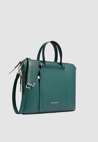 Teal leren handtas met dubbele handvatten en een verstelbare schouderband. Voorzien van een voorvak, gouden hardware en een gestructureerd ontwerp.