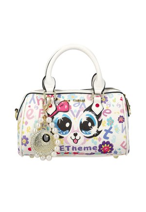 Geantă albă cu fața unui panda desen animat, litere colorate, flori și un charm cu perle, având un pandantiv circular strălucitor.