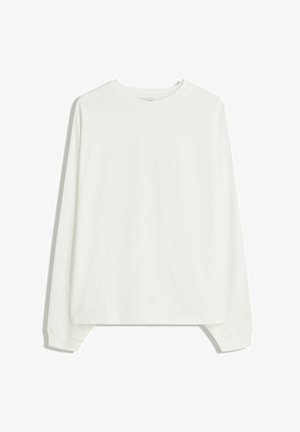 Eenvoudig wit shirt met lange mouwen en een ronde hals, met geribde manchetten en een relaxte pasvorm, gepresenteerd op een witte achtergrond.