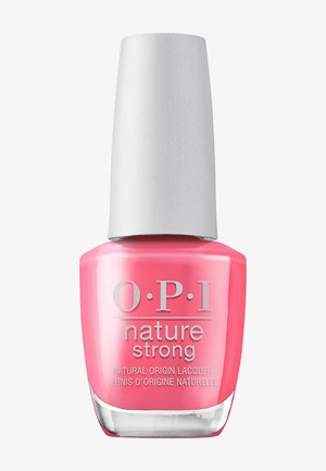 Flacon de vernis à ongles Nature Strong d'OPI, d'origine naturelle, de couleur rose, avec un bouchon blanc et une inscription argentée.