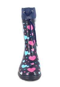 Rubberen regenlaars met een navy blauwe bovenkant, versierd met een patroon van roze en lichtblauwe harten op een donkere achtergrond. Inclusief een trekkoordsluiting.