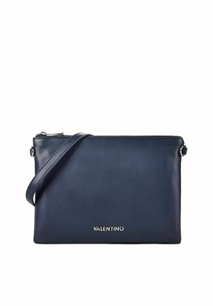 Sac bandoulière rectangulaire Valentino bleu marine avec sangle réglable et fermeture éclair argentée.