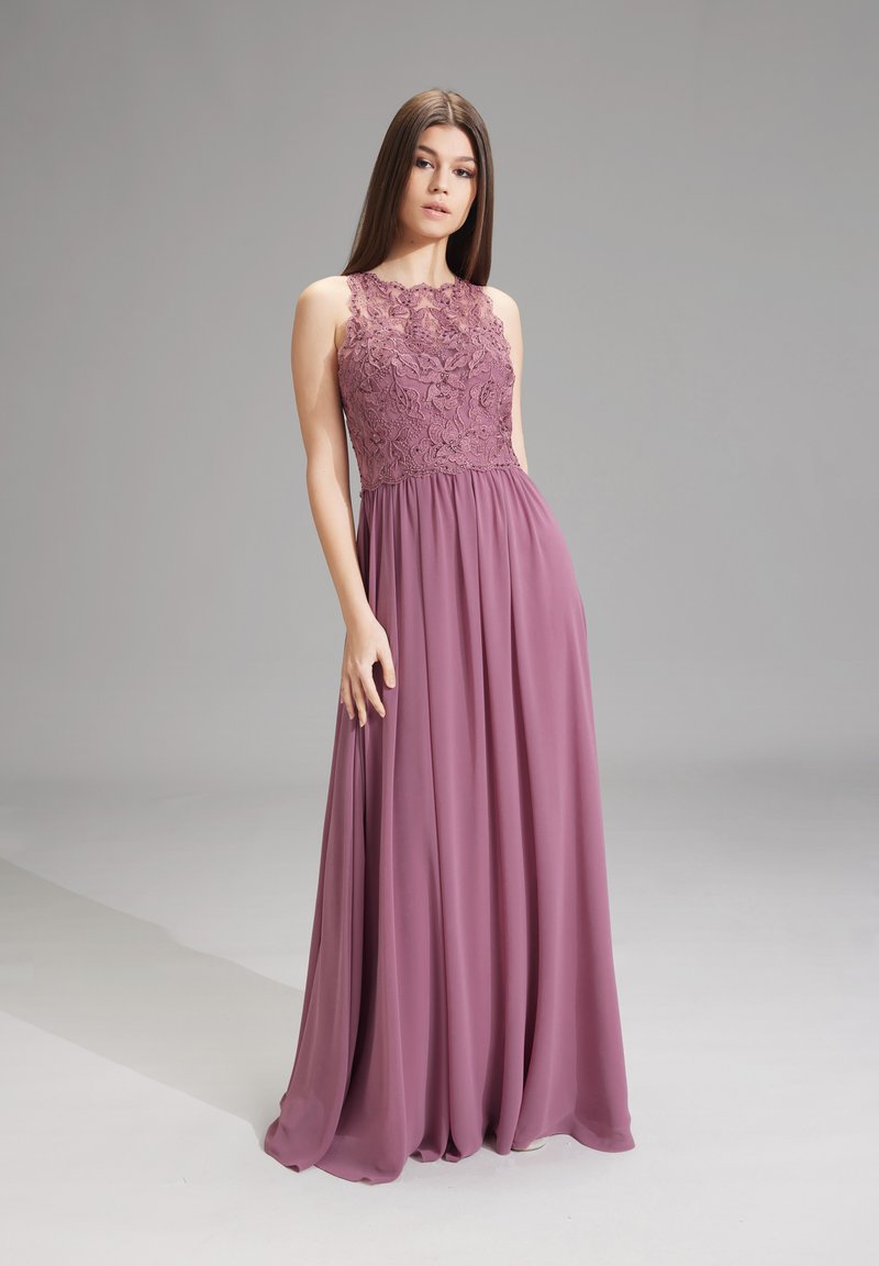 Langes, A-Linien-kleid in Mauve mit einem floralen Spitzenoberteil und einem fließenden Chiffonrock, mit hohem Ausschnitt und ärmellos.