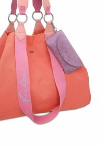 Bolso de lona coral con asas rosas, herrajes plateados y un pequeño estuche de ante morado adjunto, que presenta un logo y detalles de costura.
