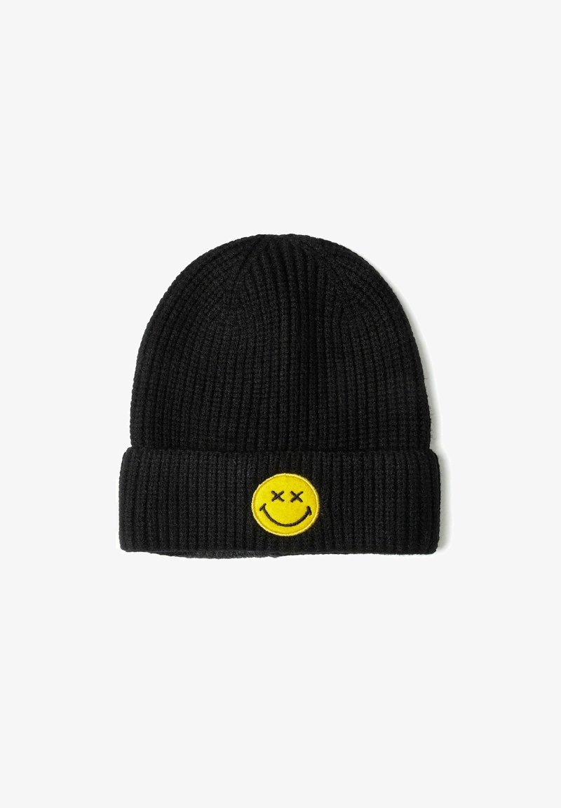 Gorro de punto negro con textura en canalé, que presenta un parche bordado de una carita sonriente amarilla en el frente con los ojos cruzados.