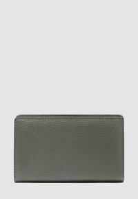 Groene leren portemonnee met een gestructureerde afwerking, rechthoekige vorm en nette randen. Heeft subtiele stiksels en geen zichtbare hardware.