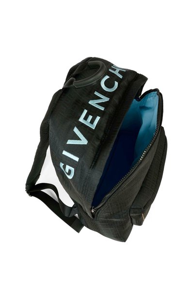 Zaino in tessuto nero con motivo a rilievo e logo Givenchy azzurro chiaro. Interno con fodera blu brillante. Spallacci regolabili.
