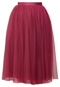 Burgundy tullekjol med en bred, slät midjeresår; har en lager-på-lager, flödande design med en prickig textur genom hela kjolen.