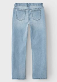 Vaqueros de mezclilla azul claro con corte recto, que cuentan con dos bolsillos traseros y detalles de costura sutiles. Textura suave, cinturilla estándar.
