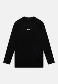 Čierny športový top s dlhým rukávom vyrobený z hladkej látky. Má okrúhly výstrih, raglánové rukávy a biele logo Nike na hrudi.