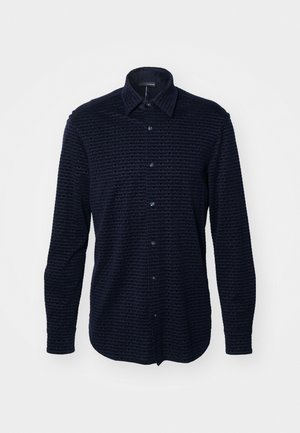 Marineblauwe overhemd met knopen, voorzien van een geweven textuur en een herhaald logo-patroon, met lange mouwen en een klassieke kraag.