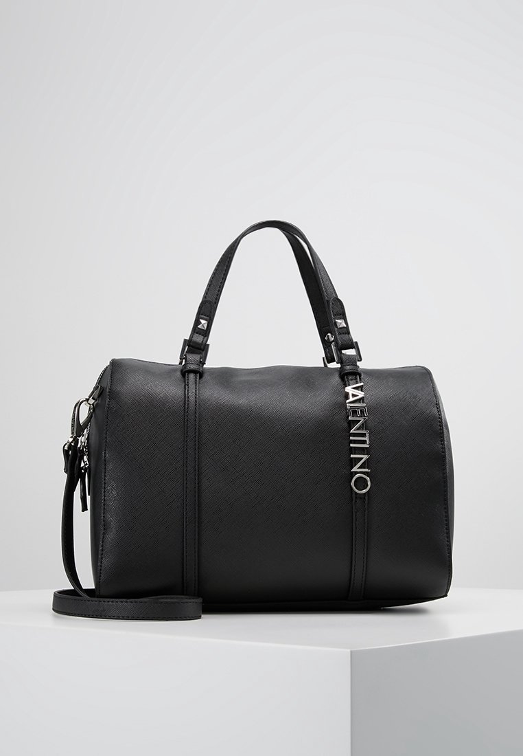 Svart läder weekendväska med silverdetaljer, dubbla handtag upptill, justerbar axelrem och texturerad yta. Har logotypaccent.