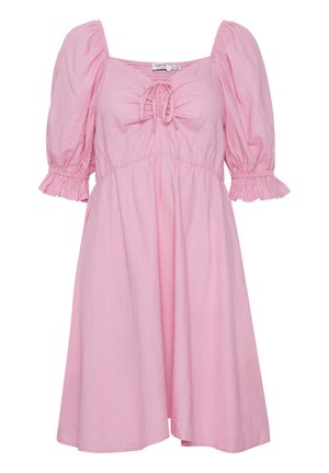 Abito rosa con maniche a sbuffo, scollatura quadrata, dettaglio con cordoncino sul seno e orlo arricciato, realizzato in tessuto leggero.