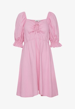 Abito rosa con maniche a sbuffo, scollatura quadrata, dettaglio con cordoncino sul seno e orlo arricciato, realizzato in tessuto leggero.