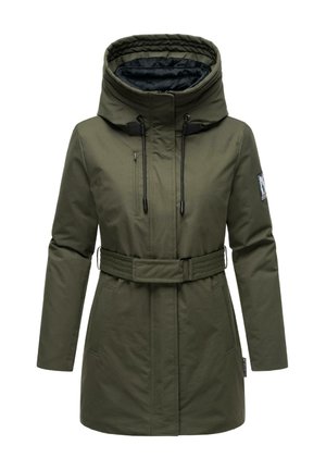 Veste isolée verte avec un col haut et une capuche ajustable. Elle présente une taille cintrée, des poches latérales et un patch logo sur la manche.
