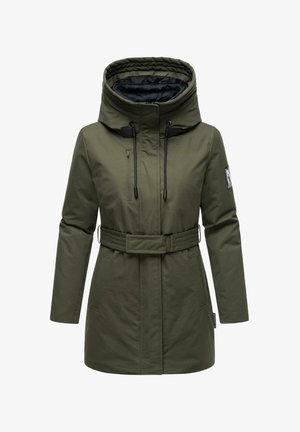 Chaqueta aislante verde con un alto cuello y capucha ajustable. Presenta una cintura ceñida, bolsillos laterales y un parche con el logo en la manga.