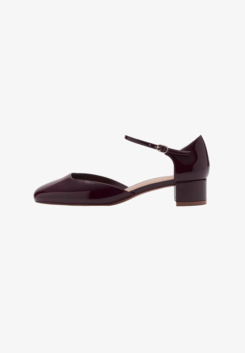 Chaussure Mary Jane bordeaux foncé brillante à talon bas, bout pointu et bride de cheville réglable avec boucle dorée.