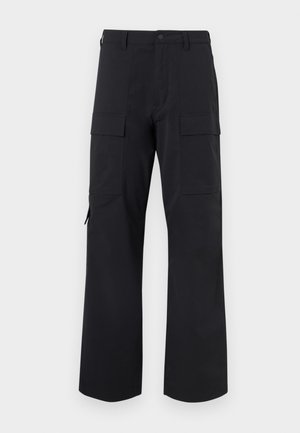 Pantalon cargo noir à jambes larges, fermeture par bouton et fermeture éclair, passants pour ceinture et deux grandes poches à rabat sur l'avant des cuisses.