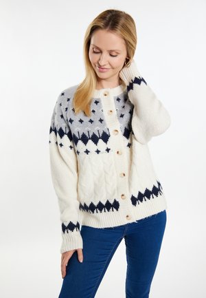 Kermainen ja harmaa neulecardigan, jossa on kaapelikuvio, ja joka sisältää laivaston sinisiä geometrisia kuvioita sekä viisi puista nappia edessä.