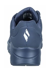 Baskets bleu marine vues de l'arrière, dotées d'un col rembourré, d'un logo blanc sur le talon et d'une semelle texturée pour une meilleure adhérence.