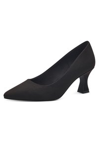 Escarpin en daim noir à talon haut avec un bout pointu, un dos arrondi et un talon carré légèrement incurvé. Texture lisse, design minimaliste.