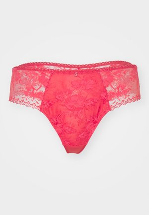 Culotte en dentelle de couleur rose vif, ornée de motifs floraux, avec un design transparent aux bords festonnés et un panneau intérieur en rose uni.