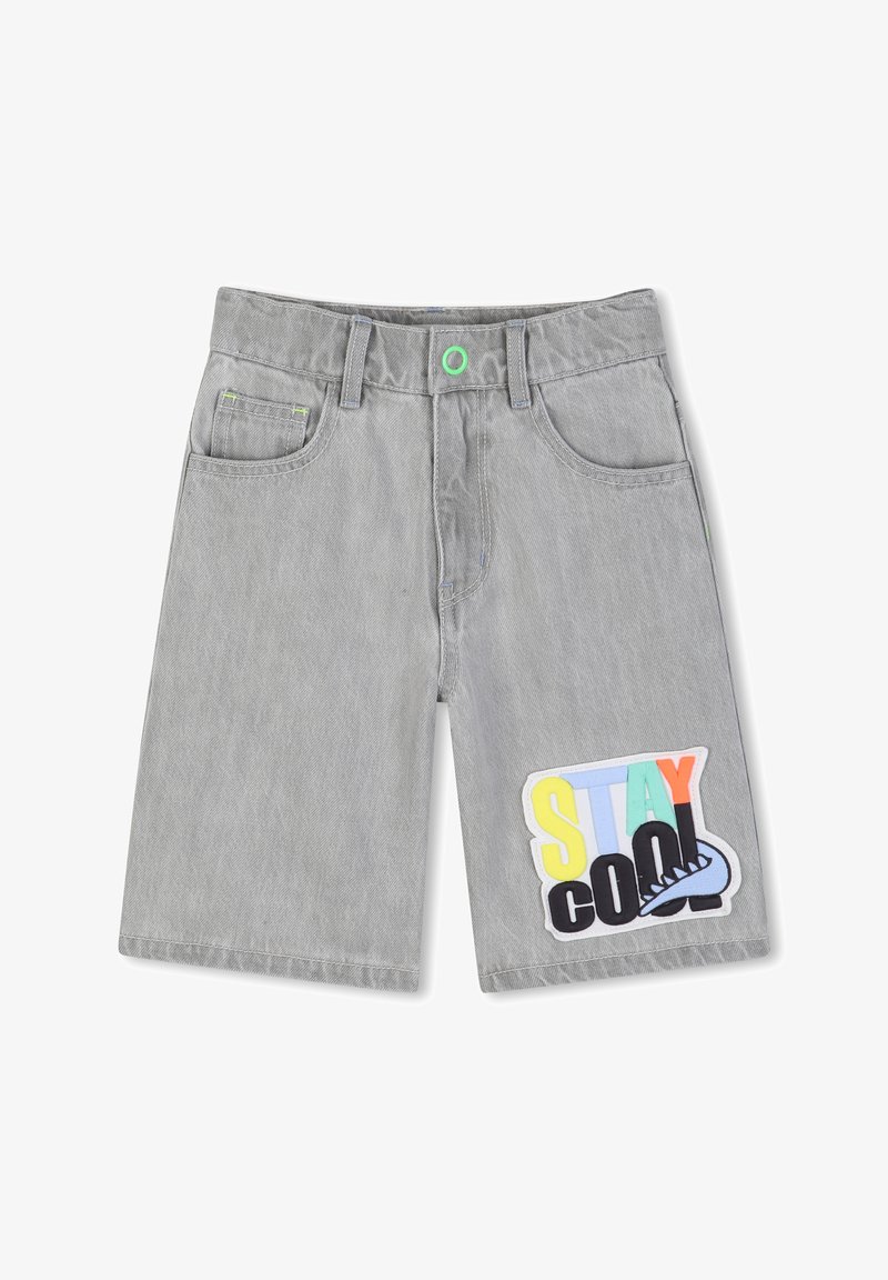 Short en jean gris avec un patch graphique "STAY COOL" aux couleurs vives, doté d'un bouton, de passants pour ceinture et d'un design à cinq poches.