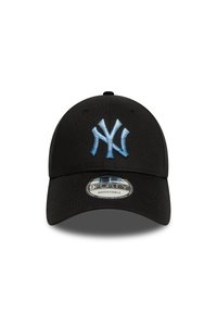 Fekete állítható sapka ívelt karimával, az elején világoskék hímzett New York Yankees logóval. Sima anyagú textúra.