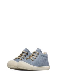 Sneakers blu in pelle con lacci color beige, punta rotonda e suole in gomma. Presentano una parte superiore testurizzata e dettagli di cucitura, con logo sul lato.