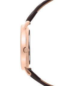 Montre en or rose avec un boîtier rond, un cadran noir et un bracelet en cuir brun. Présente une couronne sur le côté et une finition lisse.