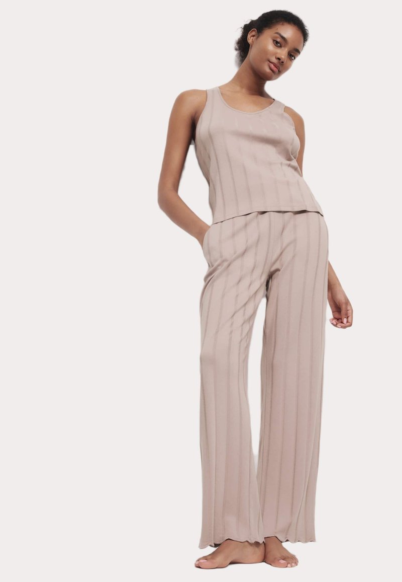 Beige rutigt lounge-set med en ärmlös topp med rund hals och vida byxor med sidofickor, tillverkat av mjukt och slätt tyg.
