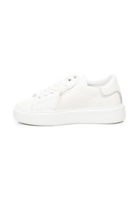Sneaker in pelle bianca con punta arrotondata, suola in gomma rialzata, lacci rotondi e sottile dettaglio grigio sul tallone. Finitura opaca liscia.