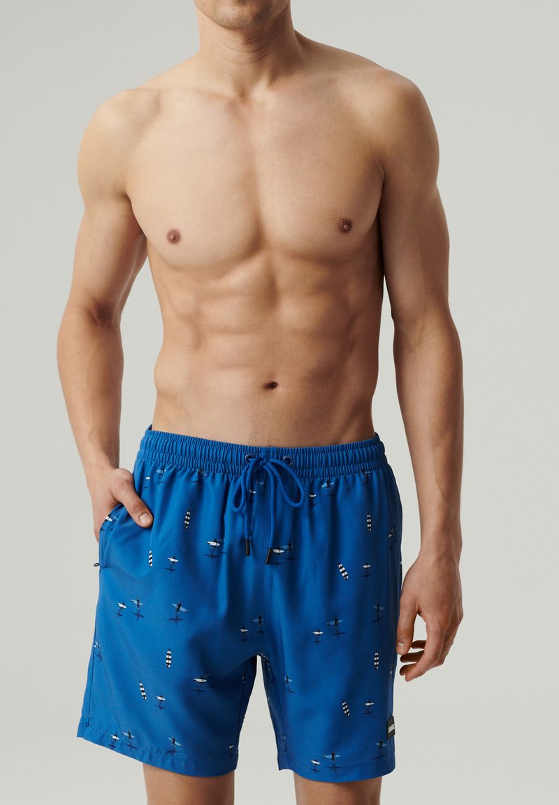 Niebieskie męskie kąpielówki z elastycznym paskiem, ozdobione wzorem małych samolotów. Wykonane z lekkiego materiału o gładkiej fakturze.