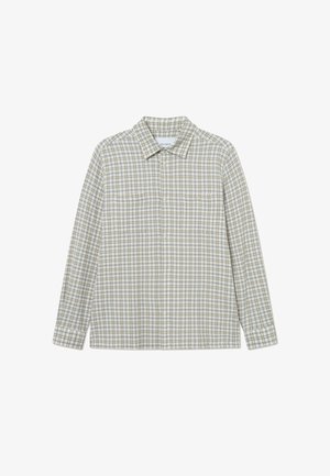 Srajca z gumbki v svetlih bež tonih s karo vzorcem v zeleni in rjavi barvi, opremljena s ovratnikom, dolgimi rokavi in dvema sprednjima žepoma.