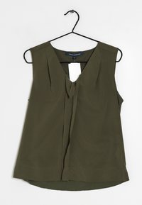 Olivgrön ärmlös blus med V-ringning, veckdetaljer framtill och rak fåll. Tillverkad av lättviktsmaterial. Hänger på en svart krok.