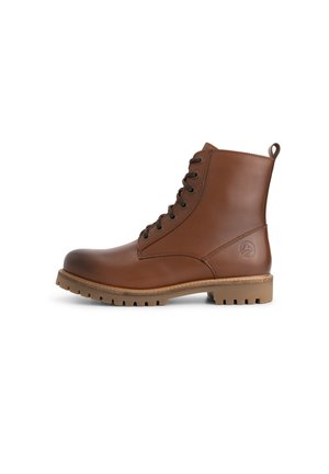 Bottines en cuir marron, à bout rond, avec un laçage sur le devant et une semelle texturée. Comprend une poignée en boucle et un détail de logo sur le côté.