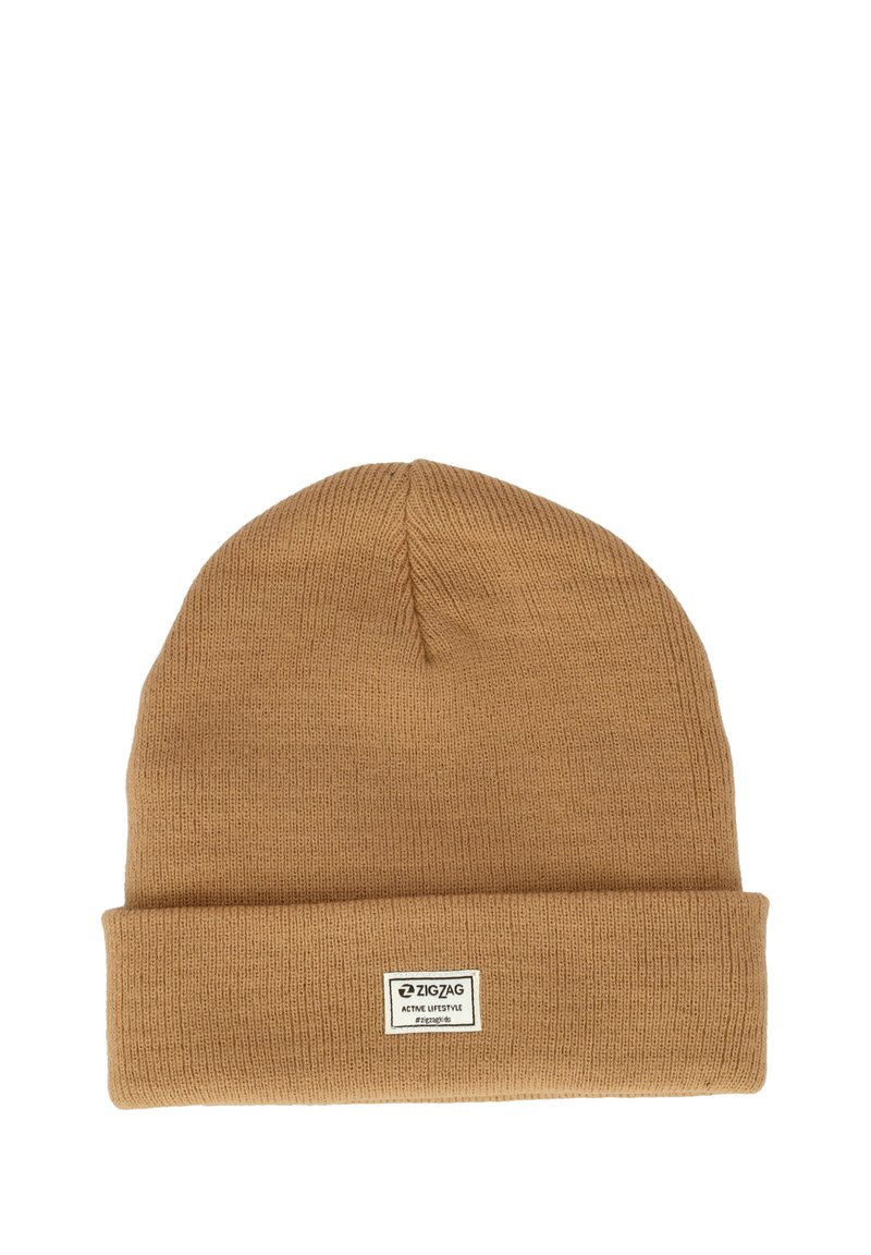 Bonnet en tricot marron avec un revers, arborant une étiquette rectangulaire blanche avec du texte noir à l'avant. Texture douce et design ajusté.