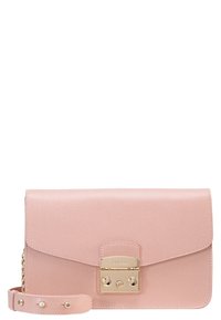 Růžová kožená kabelka s texturovaným povrchem, zlatými detaily, uzavíráním na sponu a odnímatelným popruhem. Obsahuje řetěz pro přizpůsobení.