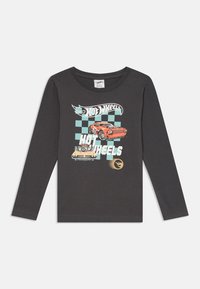 Langarm-Graues T-Shirt aus Baumwolle mit einem bunten "Hot Wheels"-Grafikdruck, der zwei Autos und ein Schachbrettmuster zeigt.