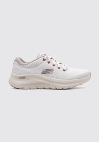 Zapatilla deportiva blanca con parte superior de malla, cuello acolchado y suela texturizada. Presenta la marca 'ArchFit' y acentos en marrón claro.