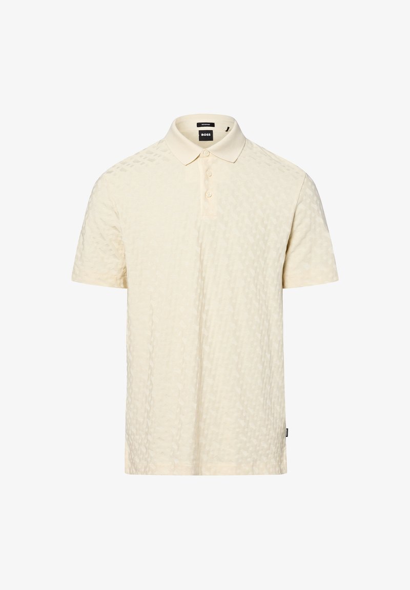 Camisa polo de manga corta en color beige con un sutil patrón de rombos texturizado, con tapeta de tres botones y cuello, exhibida sobre un fondo blanco.