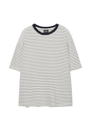 Valkoinen lyhythihainen T-paita, jossa on ohuet mustat vaakaraidat ja musta pyöreä kaulus, asetettuna tasaisesti valkoiselle taustalle.