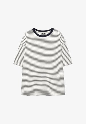 Fehér rövid ujjú póló vékony fekete vízszintes csíkokkal és egy egyszínű fekete, kerek nyakrésszel, laposan elrendezve fehér háttéren.