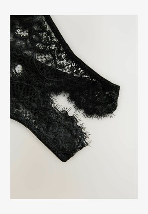 Schwarze Spitzenunterwäsche mit komplizierten Mustern und gezackten Kanten, die transparente Texturen und ein zartes Finish aufweist.