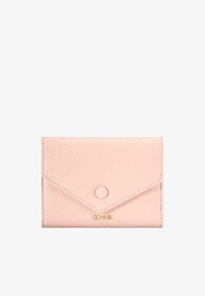 Jasnoróżowy skórzany portfel o fakturowanej powierzchni, z klapką kopertową, zapięciem na zatrzask oraz małym złotym logo "OCHNIK" na środku przedniej strony.