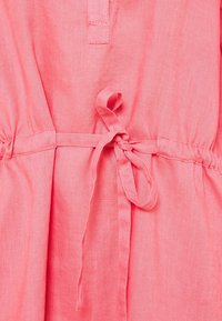 Korallenrosa Leinenkleid mit taillierbarem Bund, ausgestattet mit einer Knopfleiste und geraffter Textur an der Taille. Weiches, leichtes Material.