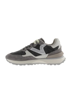 Deportivas hechas de ante gris y malla negra, con un acento de cuero plateado, talón texturizado y cordones en contraste. Diseño de suela ligera.